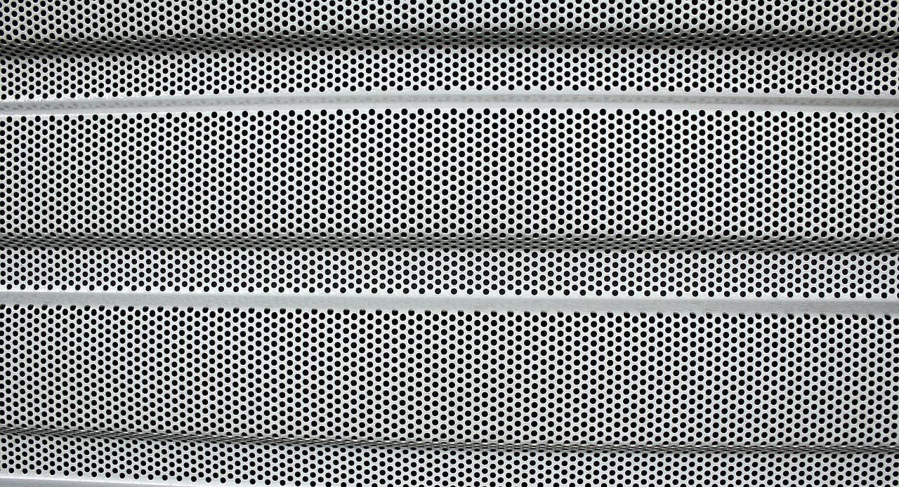 Metallfassade aus perforierten Kassetten